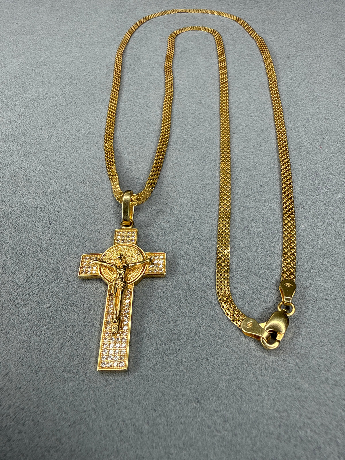 Dije de 18k de cruz con Jesús Cristo con circones blanco