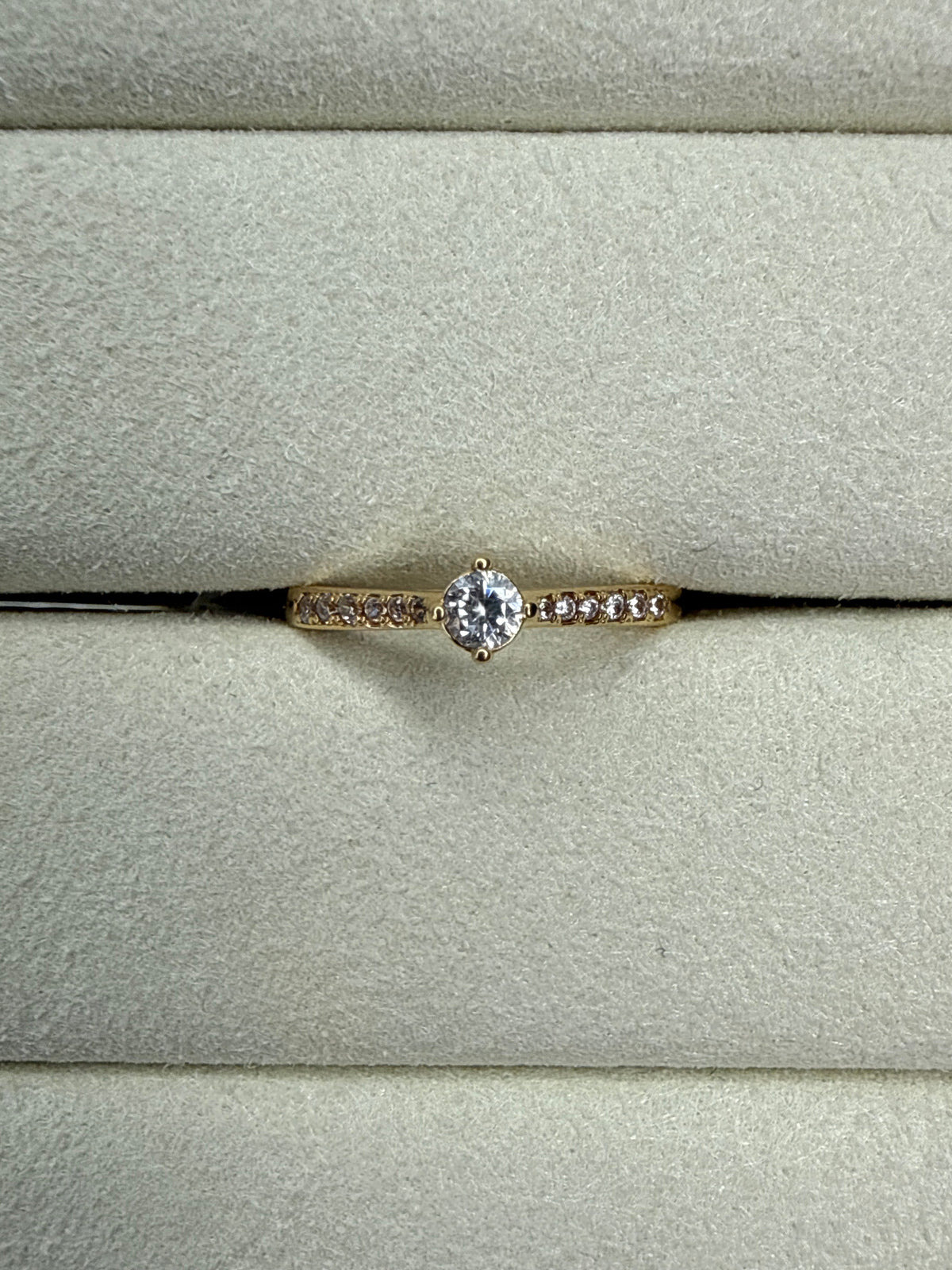 Anillo de circon blanco Talla 5 3/4 Nacional 18k