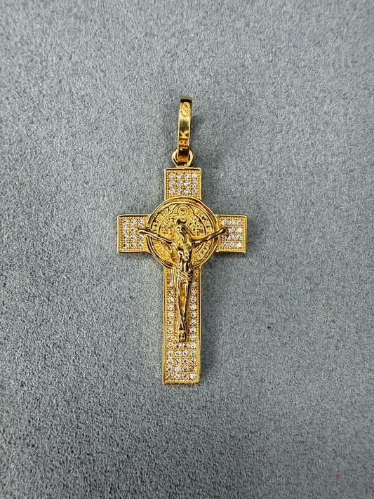 Dije de 18k de cruz con Jesús Cristo con circones blanco