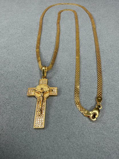 Dije de 18k de cruz con Jesús Cristo con circones blanco