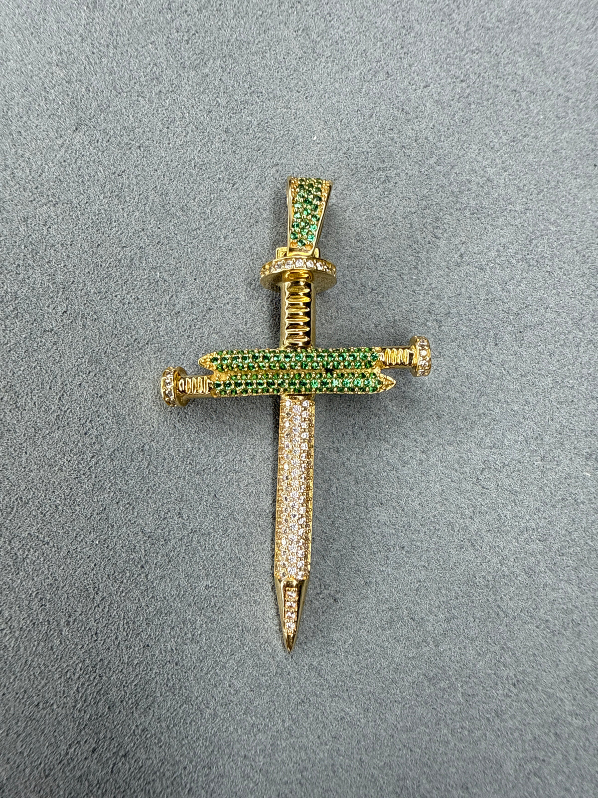 Cruz de circones verde y blanco 18k