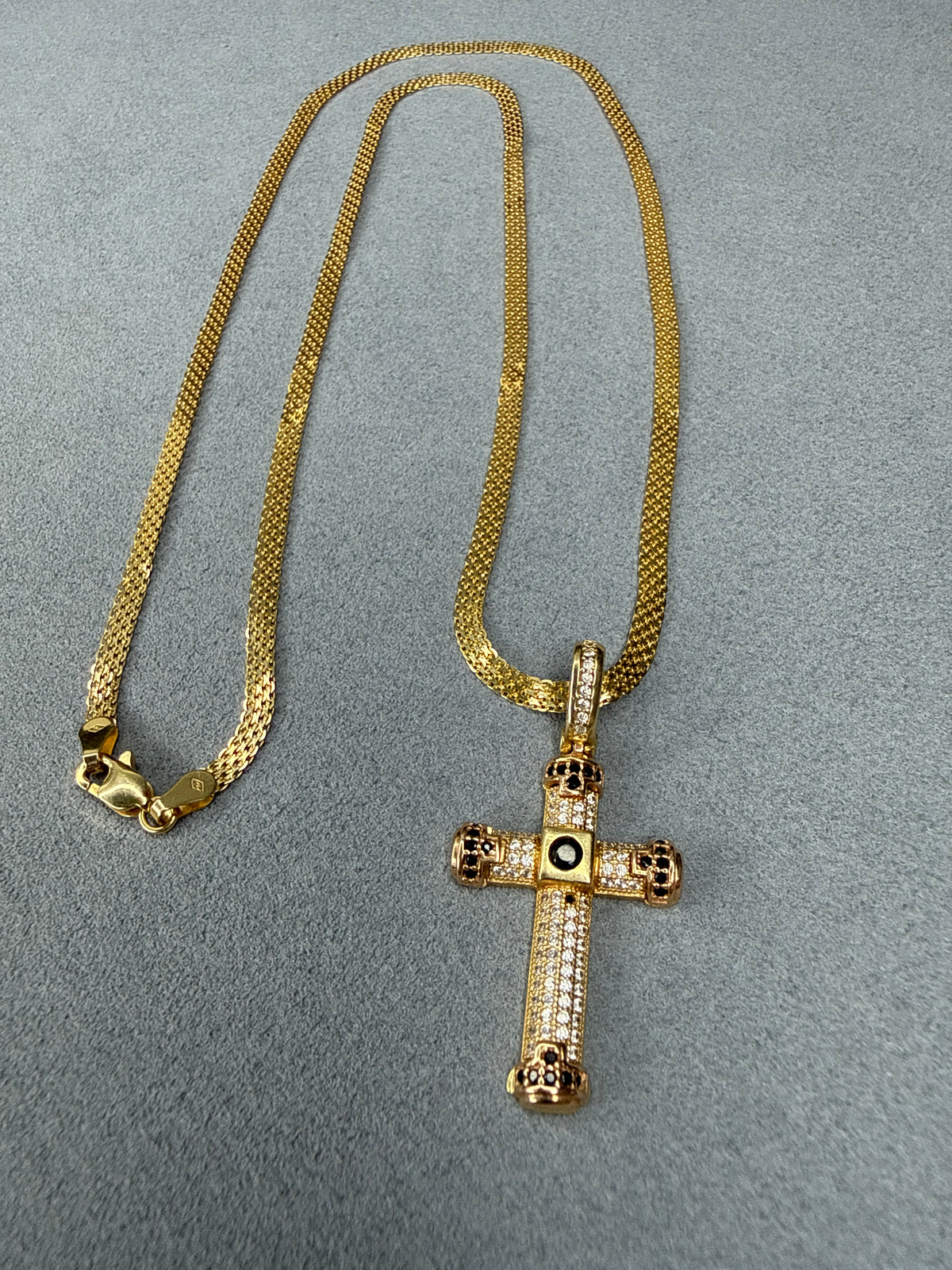 Dije de cruz con circones negro 18k