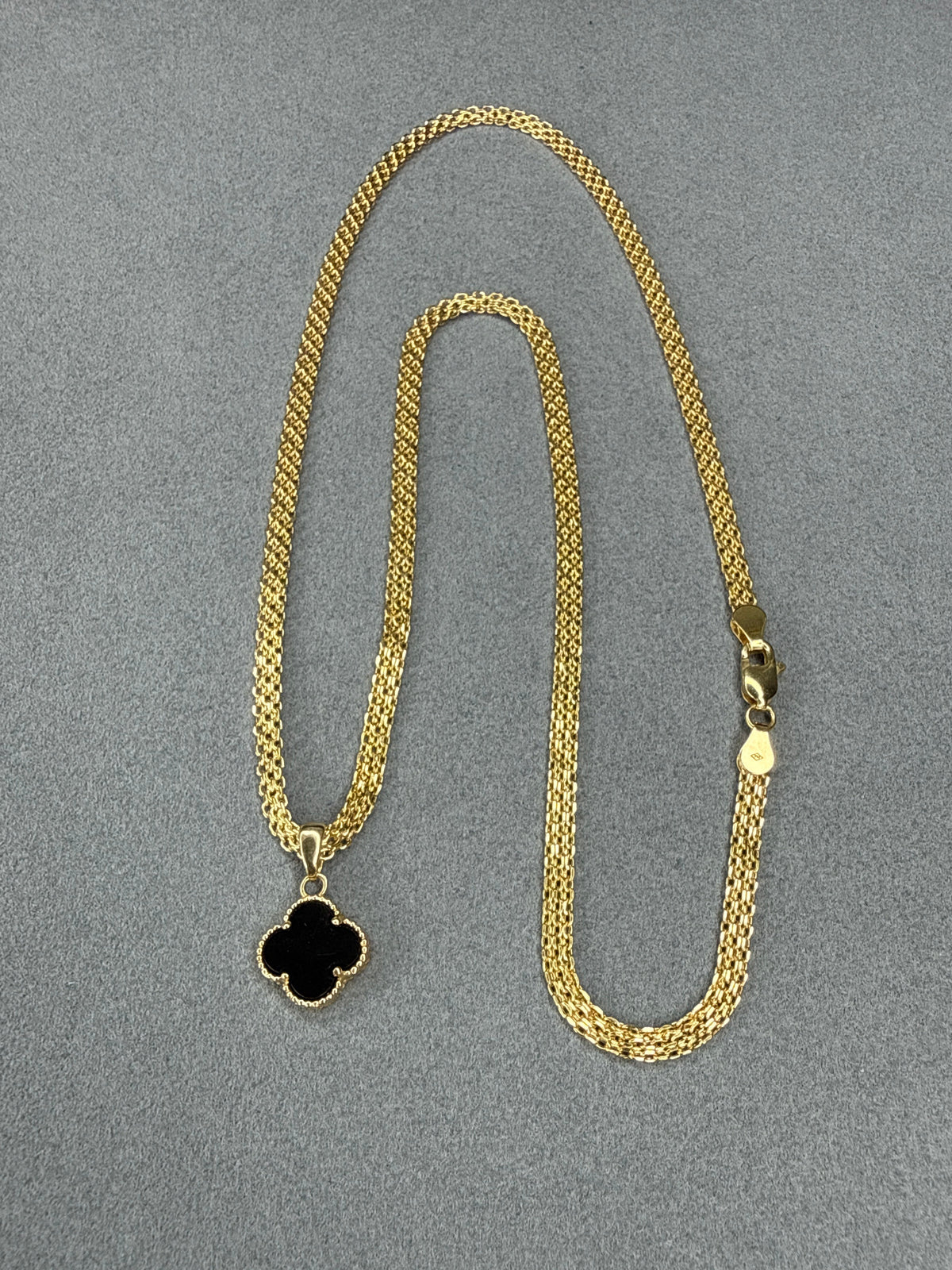Dije trébol negro Nacional 18k
