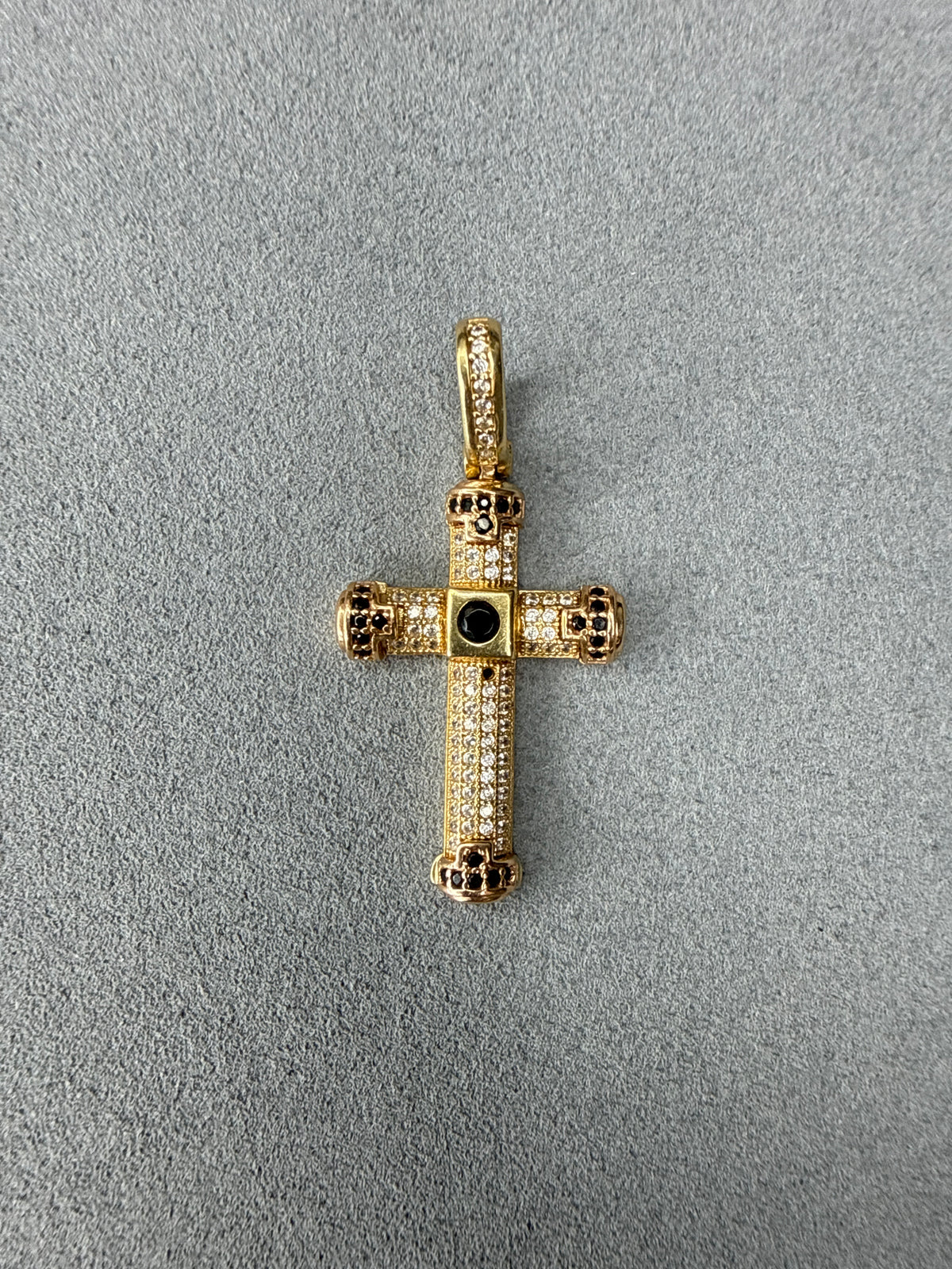 Dije de cruz con circones negro 18k