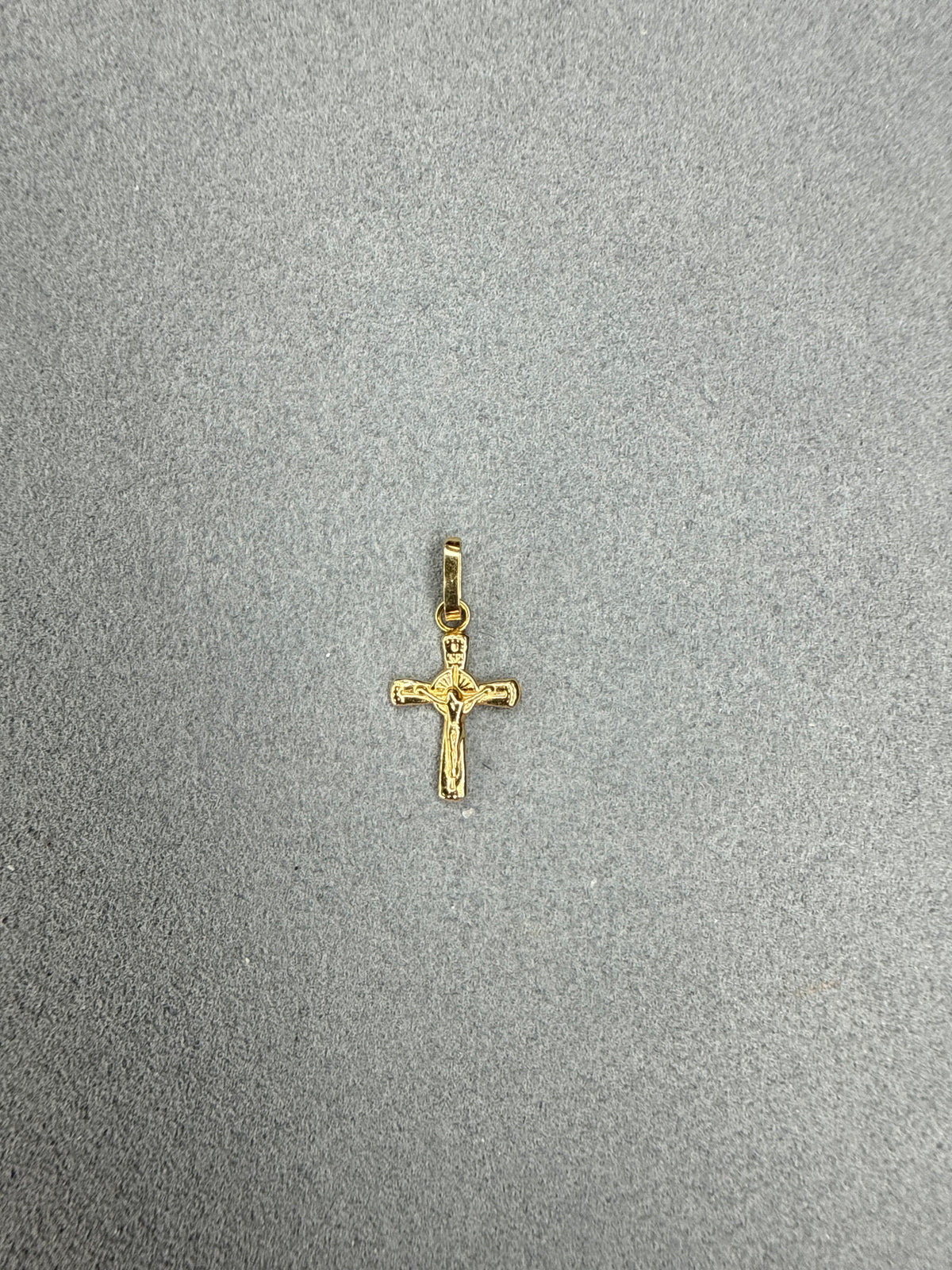 Dije Cruz con Jesucristo Italiano especial 18k