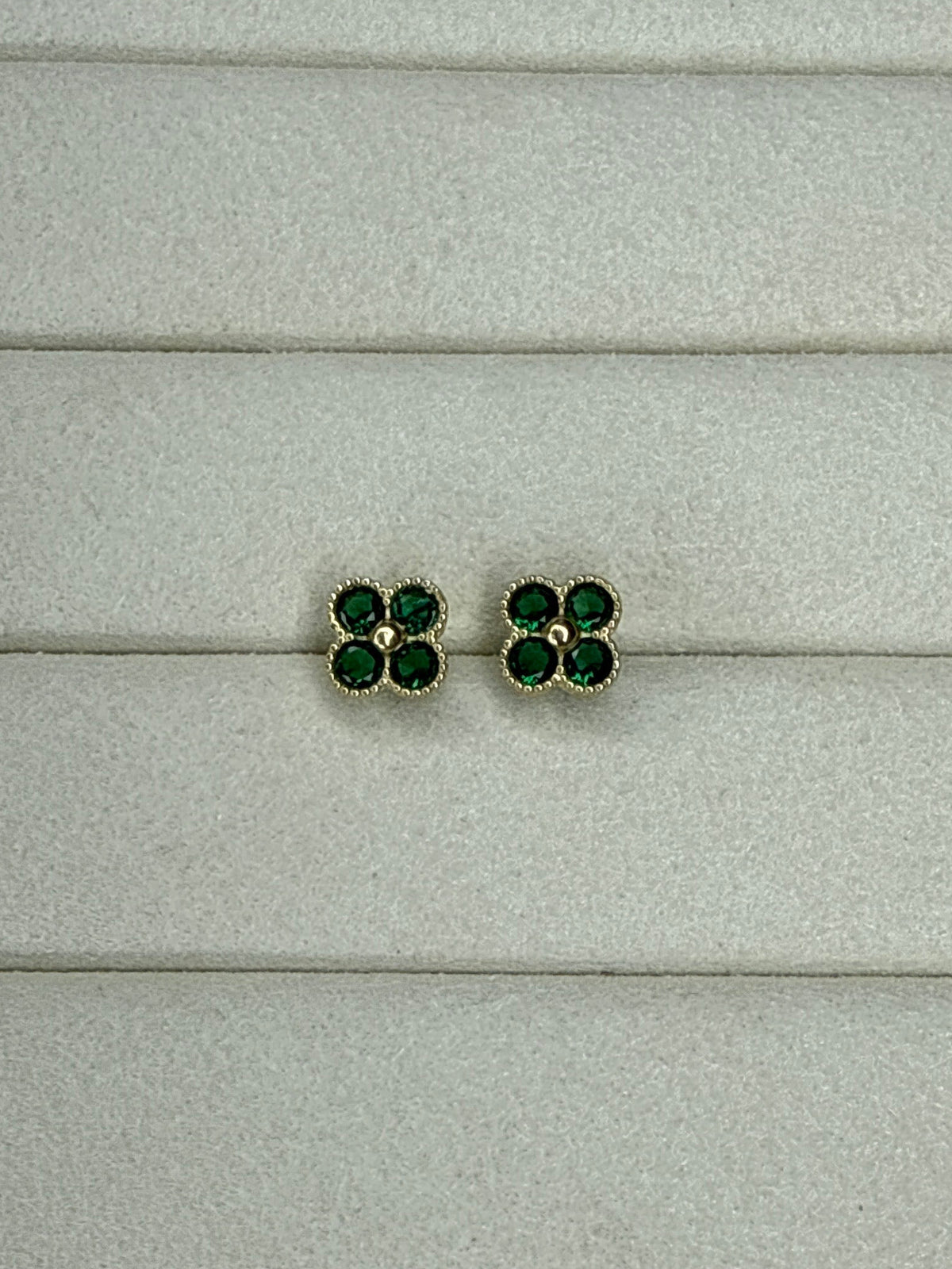 Topitos flor de circon verde Nacional 18k