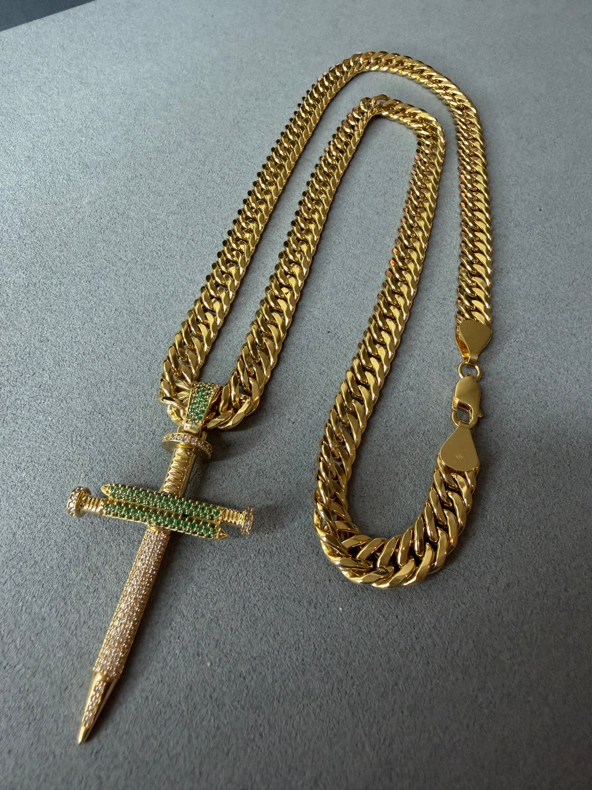 Cruz de circones verde y blanco 18k