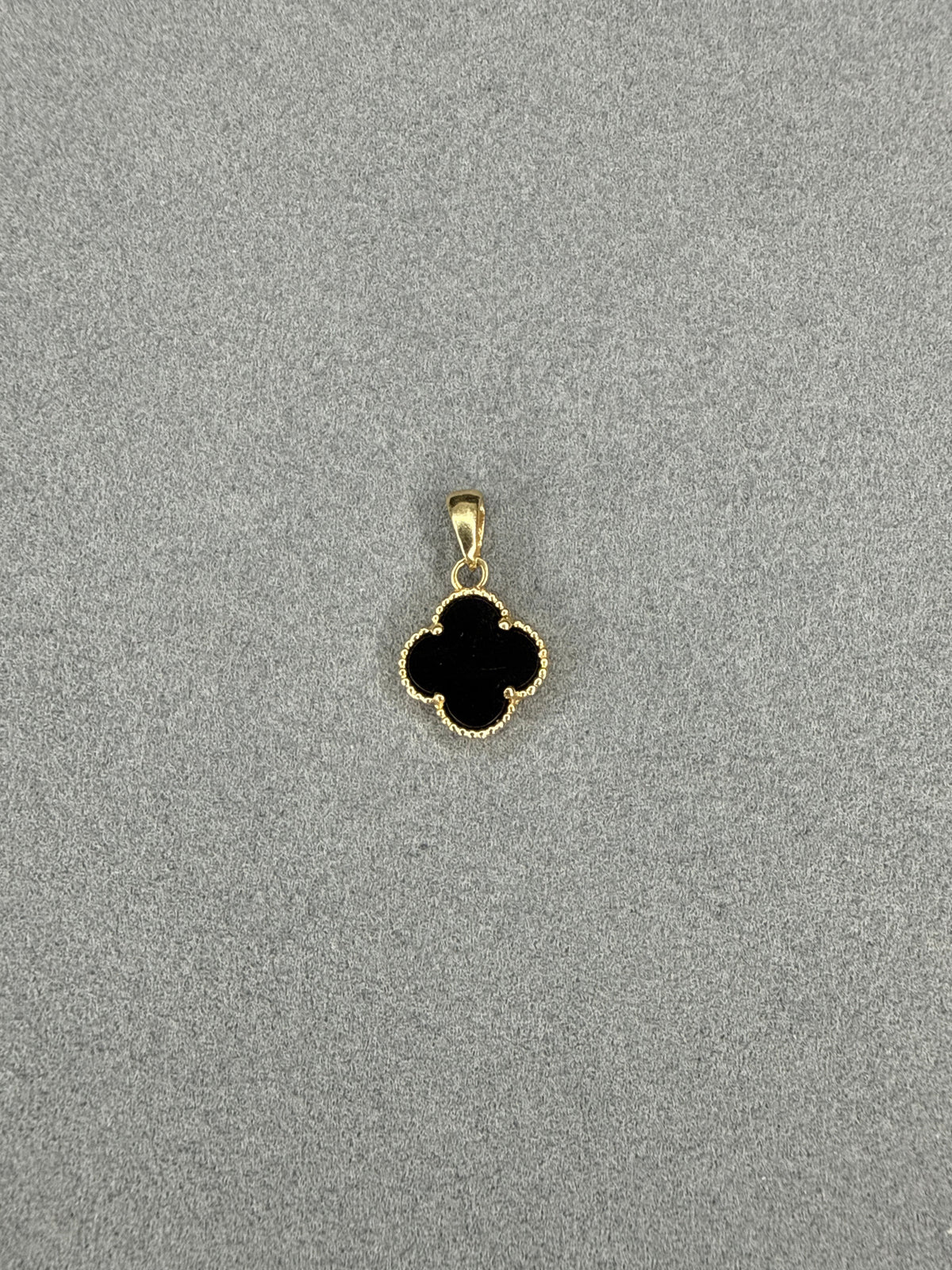 Dije trébol negro Nacional 18k