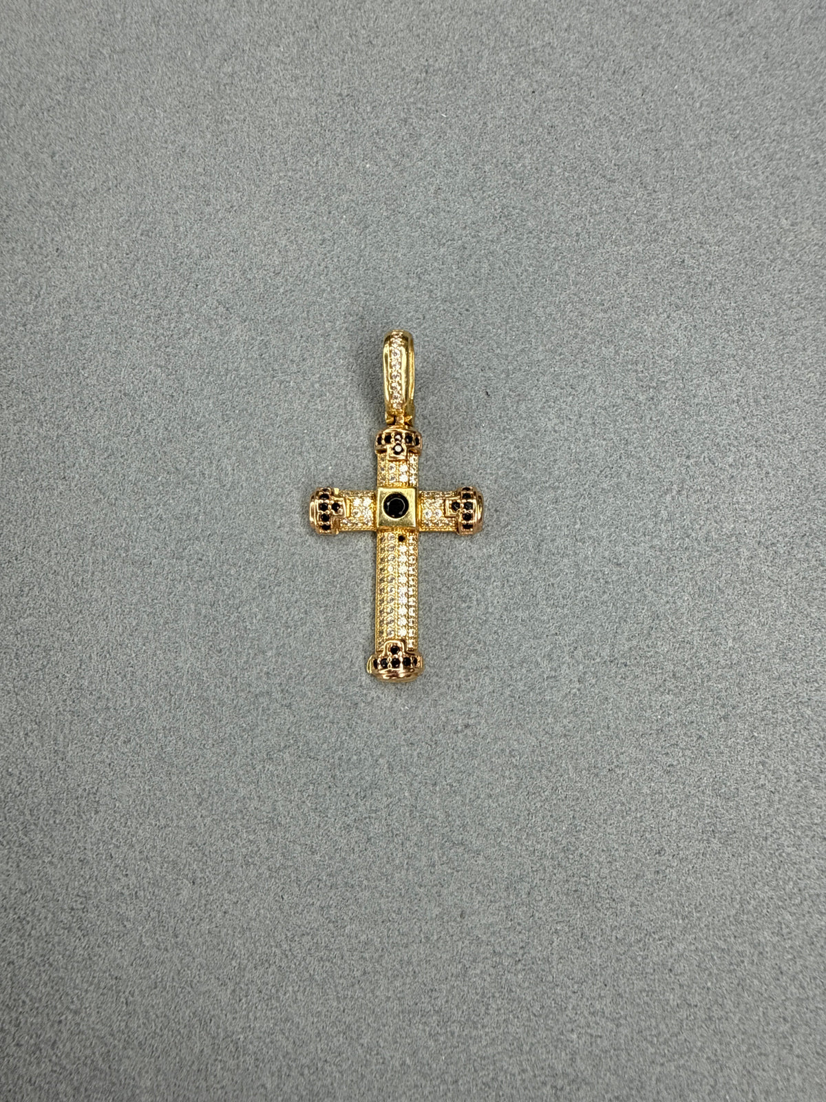 Cruz de circon blanco y negro Nacional especial 18k