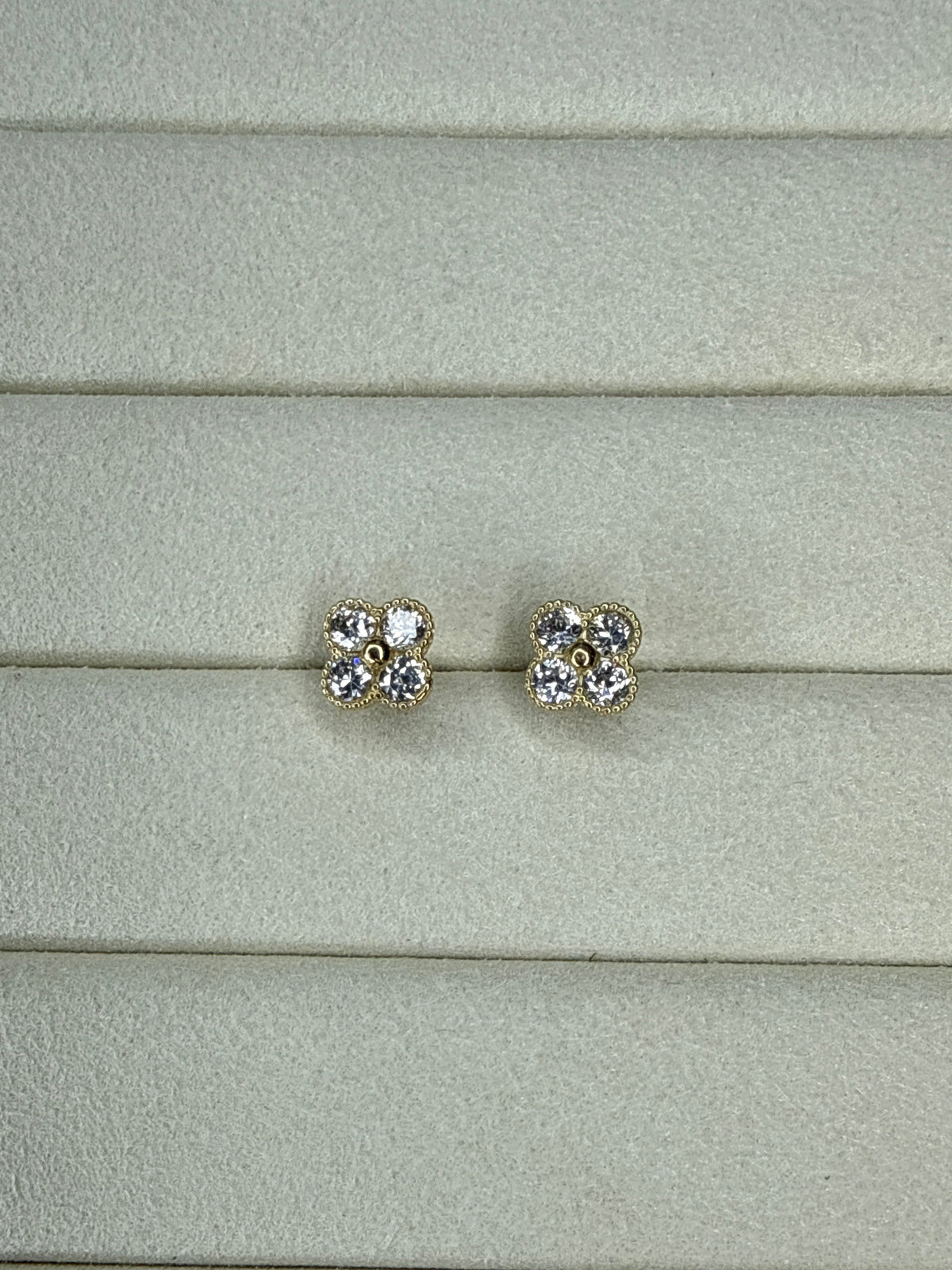 Topitos flor de circon blanco Nacional 18k