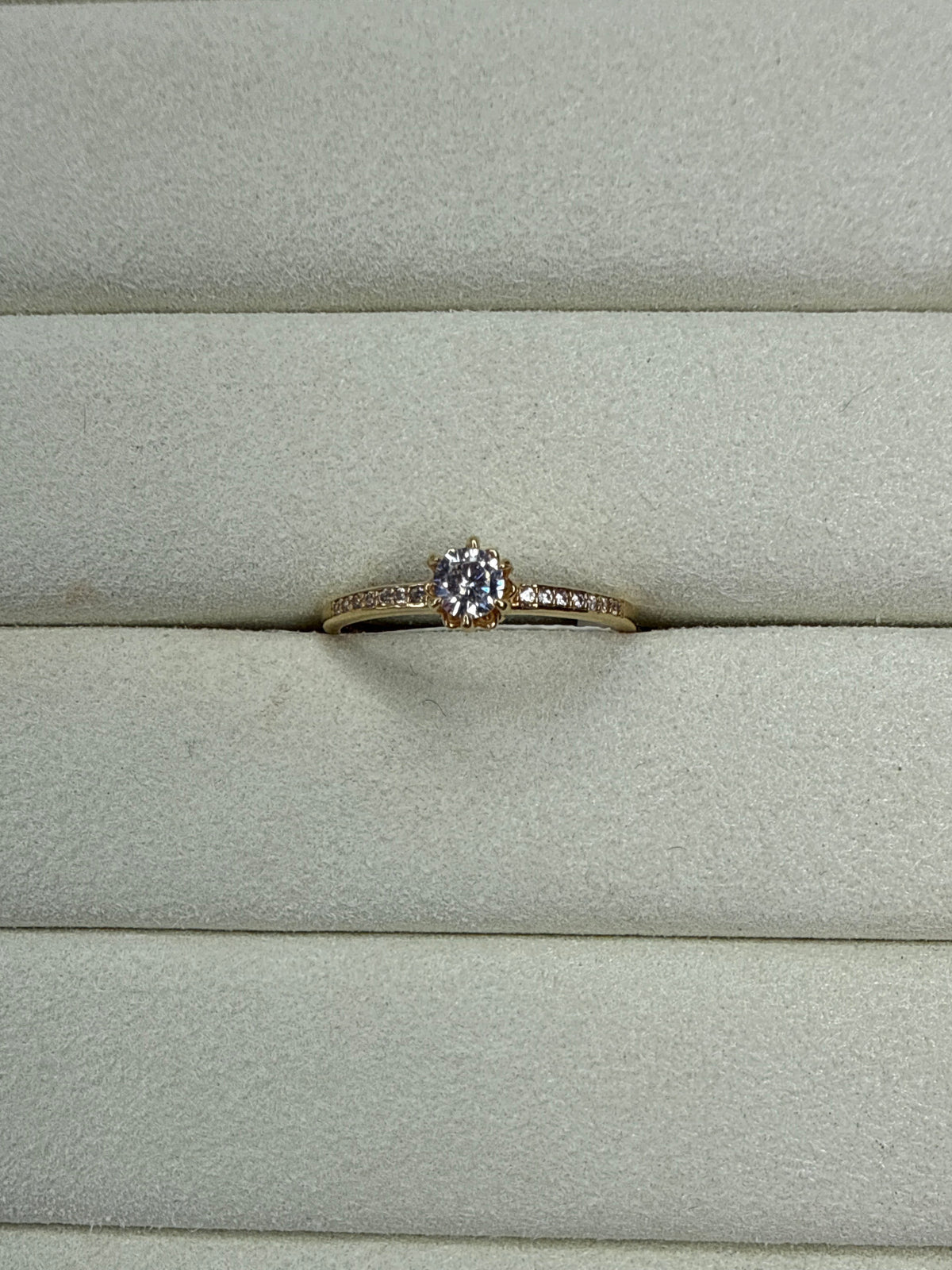 Anillo de circon blanco Talla 8 1/4 Nacional 18k