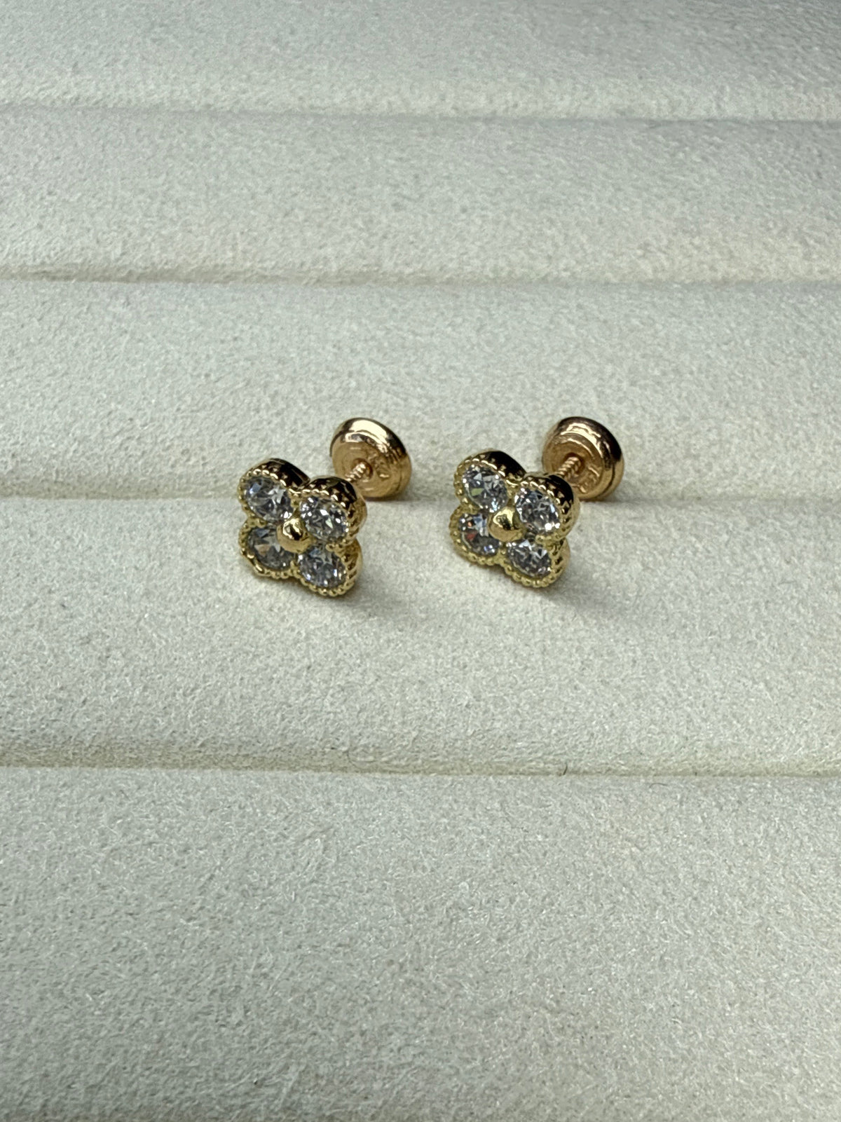 Topitos flor de circon blanco Nacional 18k