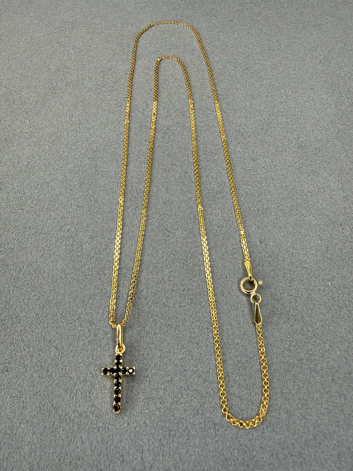 Dije Cruz de circon negro Italiano 18k